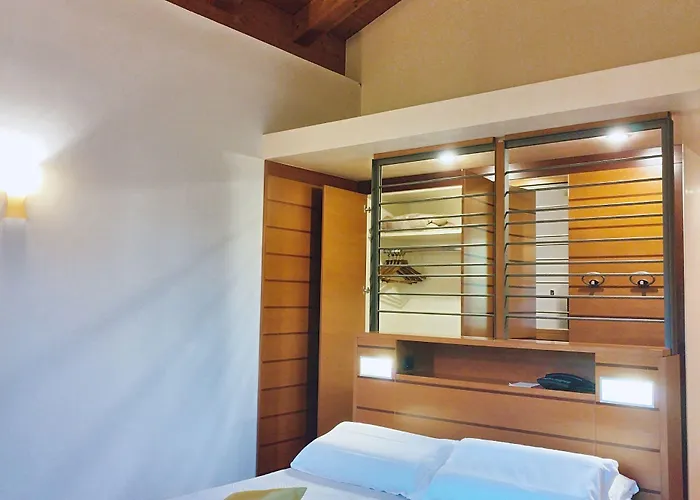 Casaalbergo La Rocca נואלה