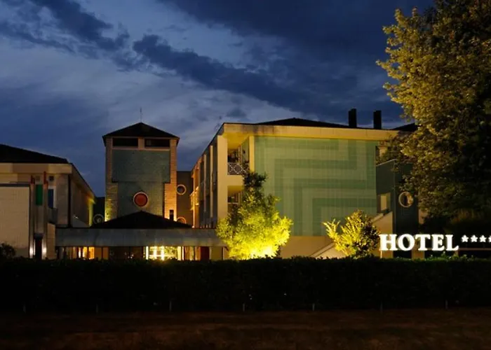 מלון Casaalbergo La Rocca נואלה