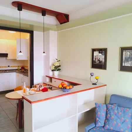 Casaalbergo La Rocca מלון נואלה