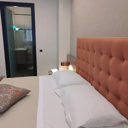 Casaalbergo La Rocca 4* נואלה
