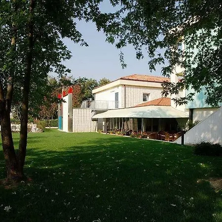 Casaalbergo La Rocca 4* נואלה