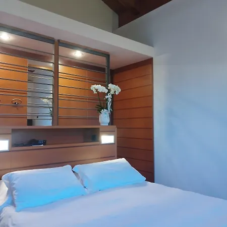 Casaalbergo La Rocca 4* נואלה