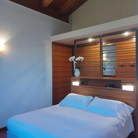 Casaalbergo La Rocca נואלה