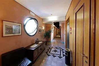 Casaalbergo La Rocca מלון נואלה